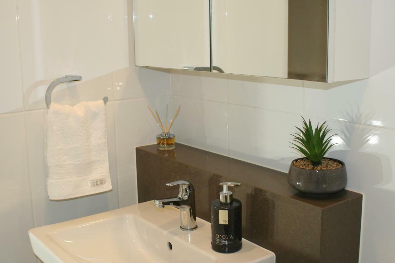 Governor Luxe 1 Bedroom Apartment In The Heart Of Barton Wifi Gym Wine Secure Parking Canberra Kingston Bagian luar foto